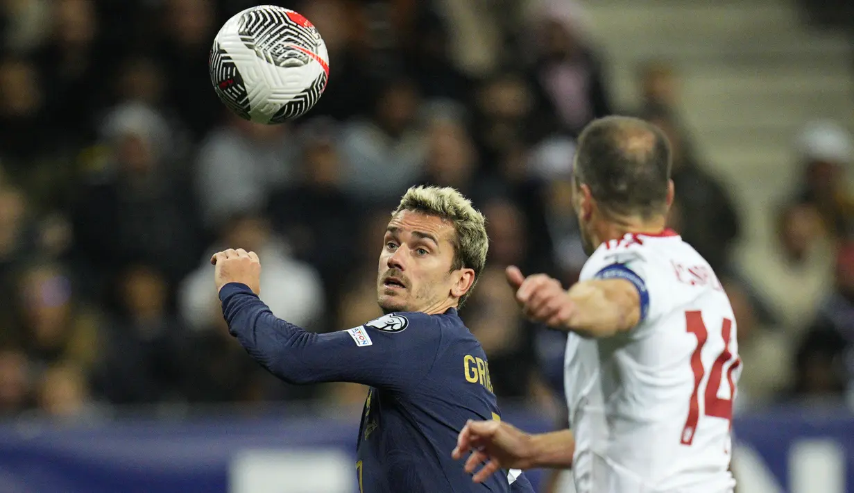 Striker Timnas Prancis, Antoine Griezmann (kiri) berebut bola dengan bek Timnas Gibraltar, Roy Chipolina pada laga lanjutan Grup B Kualifikasi Euro 2024 di Allianz Riviera Stadium, Nice, Minggu (19/11/2023) dini hari WIB. (AP Photo/Daniel Cole)
