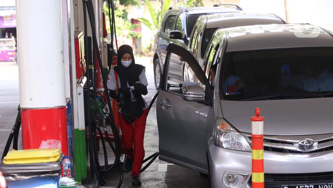 Petugas melayani pengisian bahan bakar miyak ke kendaran konsumen di SPBU, Jakarta, Kamis (18/6/2020). PT Pertamina (Persero) berencana melakukan simplifikasi produk BBM yang tidak ramah lingkungan yang mempunyai kadar Research Octane Number (RON) di bawah 91. (Liputan6.com/Angga Yuniar)