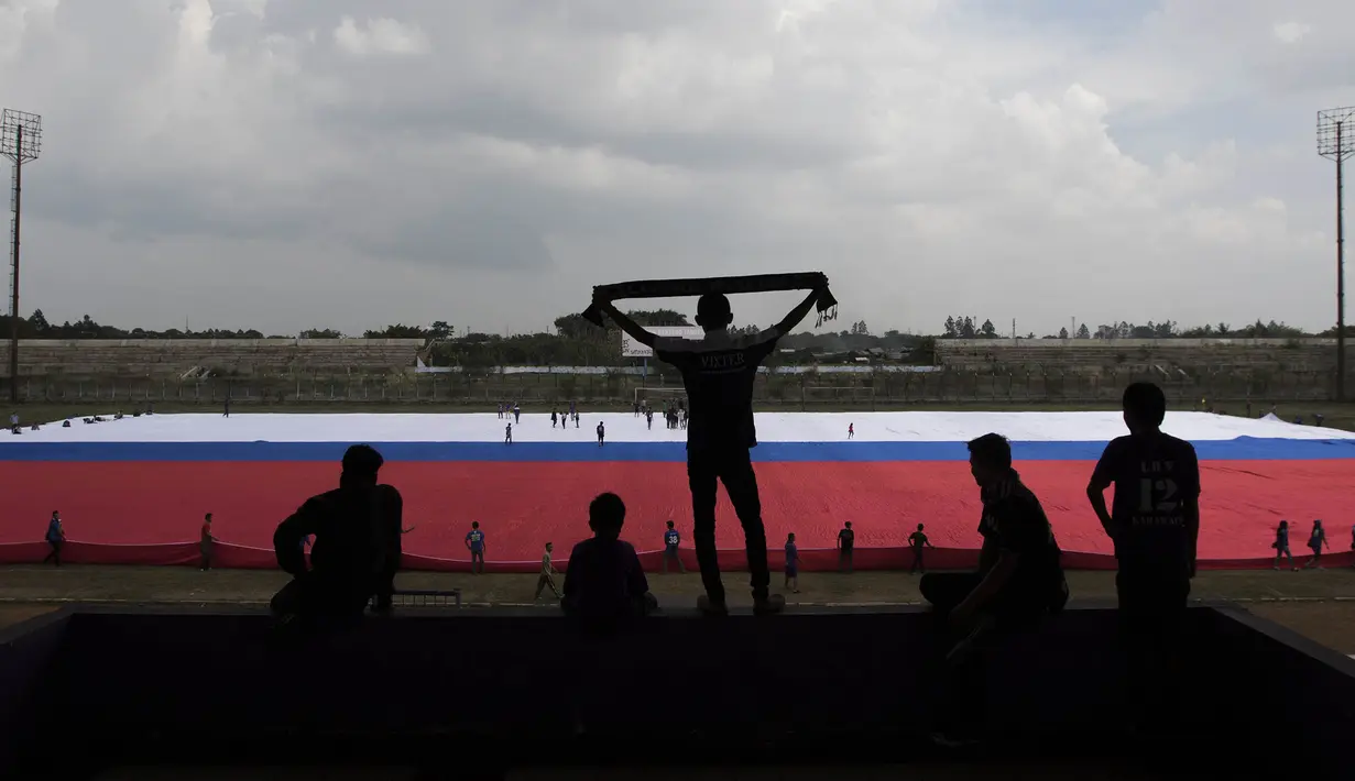 Sejumlah suporter mengikuti gladi kotor pembentangan bendera merah putih raksasa di Stadion Benteng, Tangerang, Minggu (13/12/2015). (Bola.com/Vitalis Yogi Trisna)