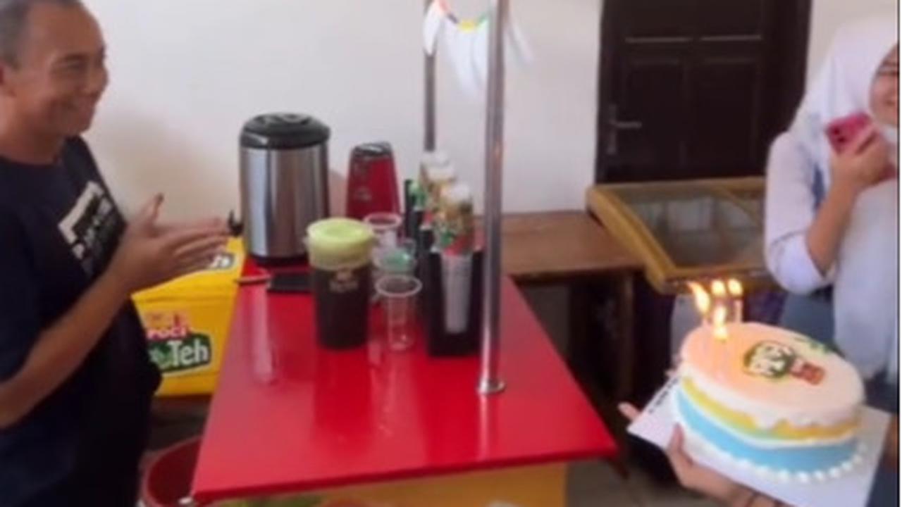 Keren Banget, Aksi Para Siswa Berikan Kejutan Ultah untuk Bapak Kantin Ini Curi Perhatian