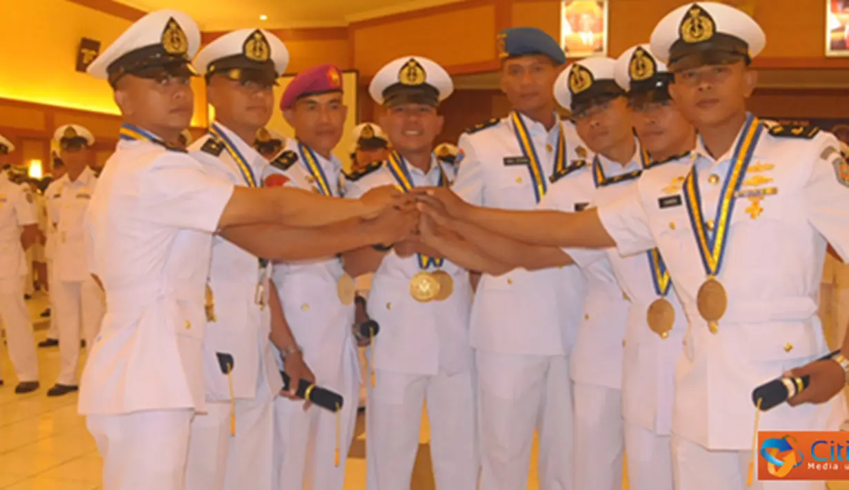 Citizen6, Surabaya: Siswa Terbaik Diktukpa TNI AL XLI dari masing - masing Korps 1 berfoto bersama setelah penyerahan penghargaan. (Pengirim: Penkobangdikal)