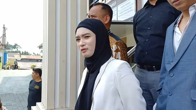 Inara Rusli kembali dipertemukan dengan mertuanya, ibunda Virgoun, di sidang cerai.