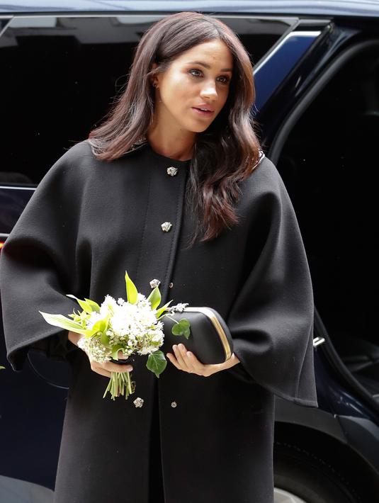 Meghan Markle mengunjungi New Zealand House di London, Selasa (19/3). Ditemani Pangeran Harry, Meghan Markle menempatkan karangan bunga di luar gedung sebagai penghormatan kepada para korban serangan teror di Christchurch. (AP/Alastair Grant)
