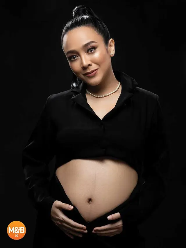 Menanti 12 Tahun, Ini 6 Potret Maternity Shoot Dea Ananda Bertema Monokrom