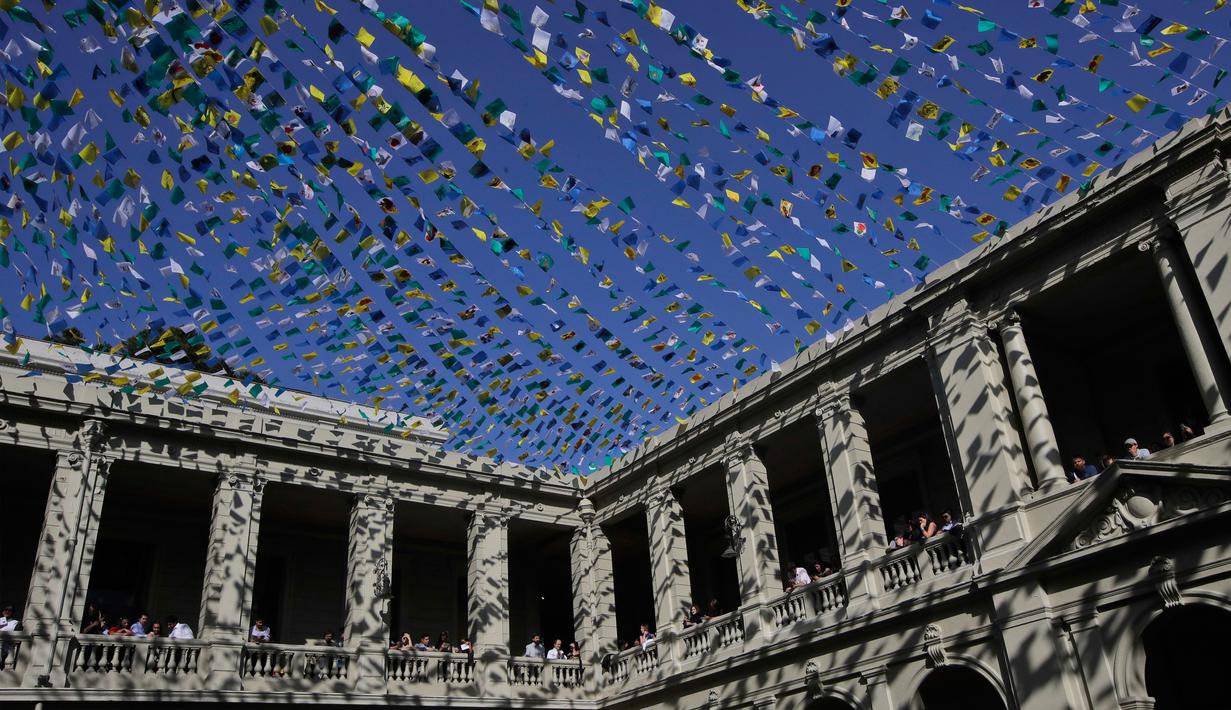 Sejumlah siswa menunggu kunjungan Paus Fransiskus di Universitas Katolik Kepausan Chili di Santiago, Chili (18/1). (AP Photo/Alessandra Tarantino)