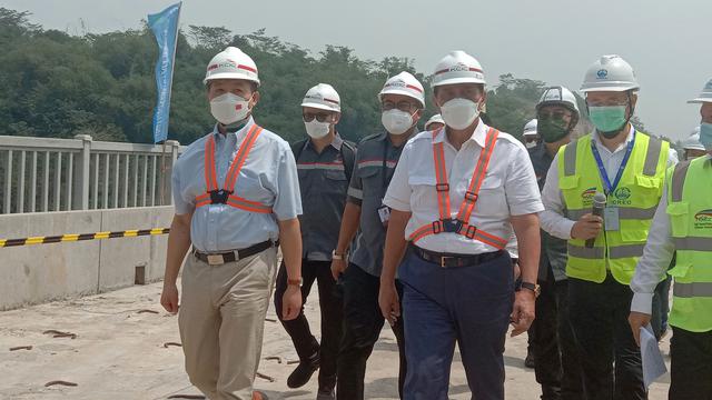 Menteri Koordinator Bidang Kemaritiman dan Investasi Luhut Binsar Panjaitan mengecek proyek Kereta Cepat Jakarta Bandung di Kabupaten Purwakarta, Jawa Barat, Rabu (30/3/2022).