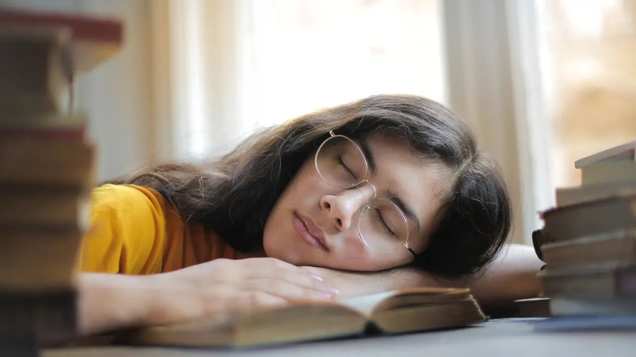 Ilustrasi wanita tidur, bermimpi