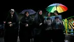 Perempuan Iran membawa poster Ayatollah Ali Khamenei saat memperingati 40 tahun Revolusi Islam Iran di Teheran, Senin (11/2). Ratusan ribu orang mengikuti peringatan 40 tahun Revolusi Islam Iran. (AP Photo/Ebrahim Noroozi)