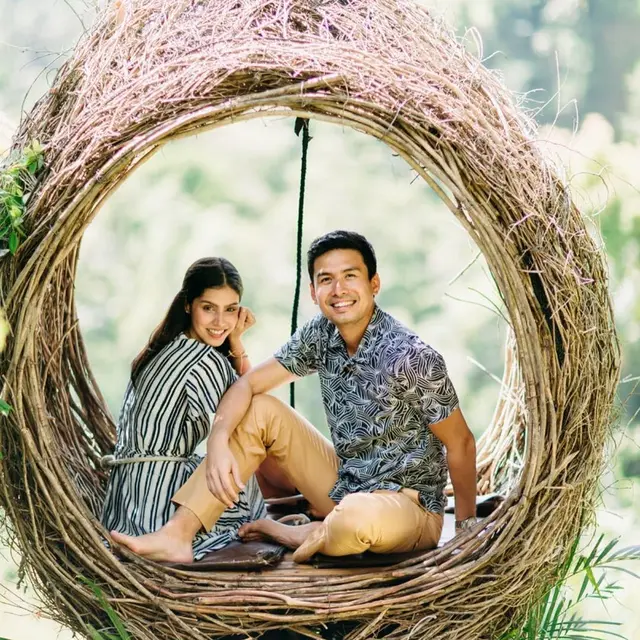 Jarang Tersorot, Ini 6 Potret Manis Christian Bautista Rekan Duet BCL dan Istri