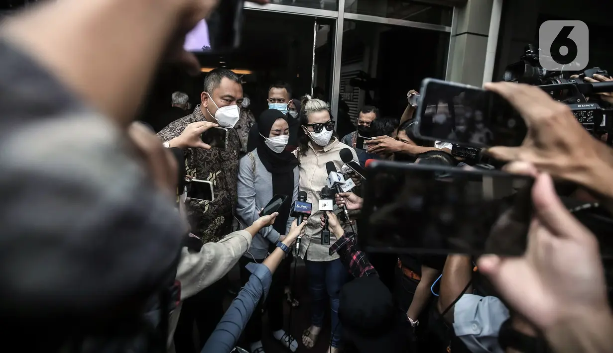 Pihak keluarga menyampaikan keterangan terkait meninggalnya Menpan RB Tjahjo Kumolo di Rumah Sakit Abdi Waluyo, Jakarta, Jumat (1/7/2022). Tjahjo Kumolo harus menjalani perawatan intensif di rumah sakit sebelum meninggal. (Liputan6.com/Faizal Fanani)
