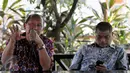 Pengamat politik, Ikrar Nusa Bakti (kiri) bersama Koalisi Masyarakat Bersihkan DPR  memberi keterangan pers di Jakarta, Jumat (4/12). Koalisi itu mendukung diusutnya kasus "Papa Minta Saham" yang dilakukan Setya Novanto. (Liputan6.com/Johan Tallo)