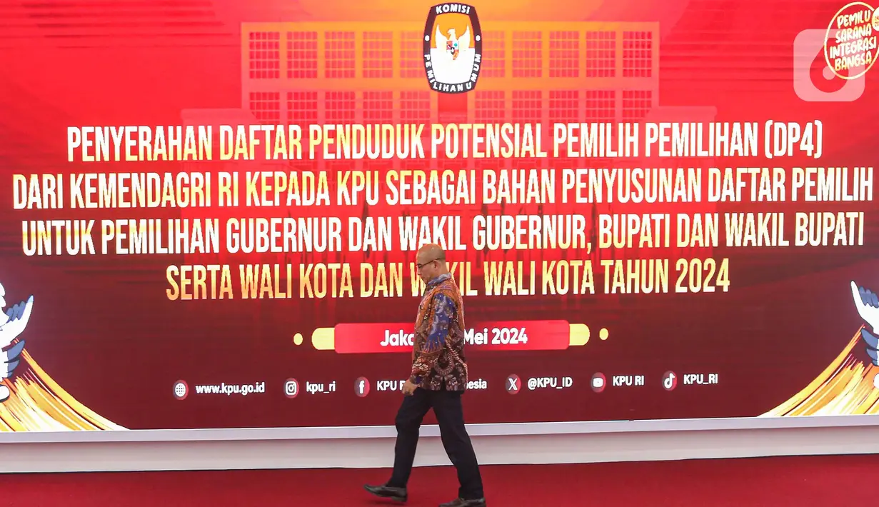 Menteri Dalam Negeri, Tito Karnavian menyerahkan Data Penduduk Potensial Pemilih Pemilu (DP4) Pilkada serentak 2024 berjumlah 207.110.768 jiwa. (Liputan6.com/Angga Yuniar)