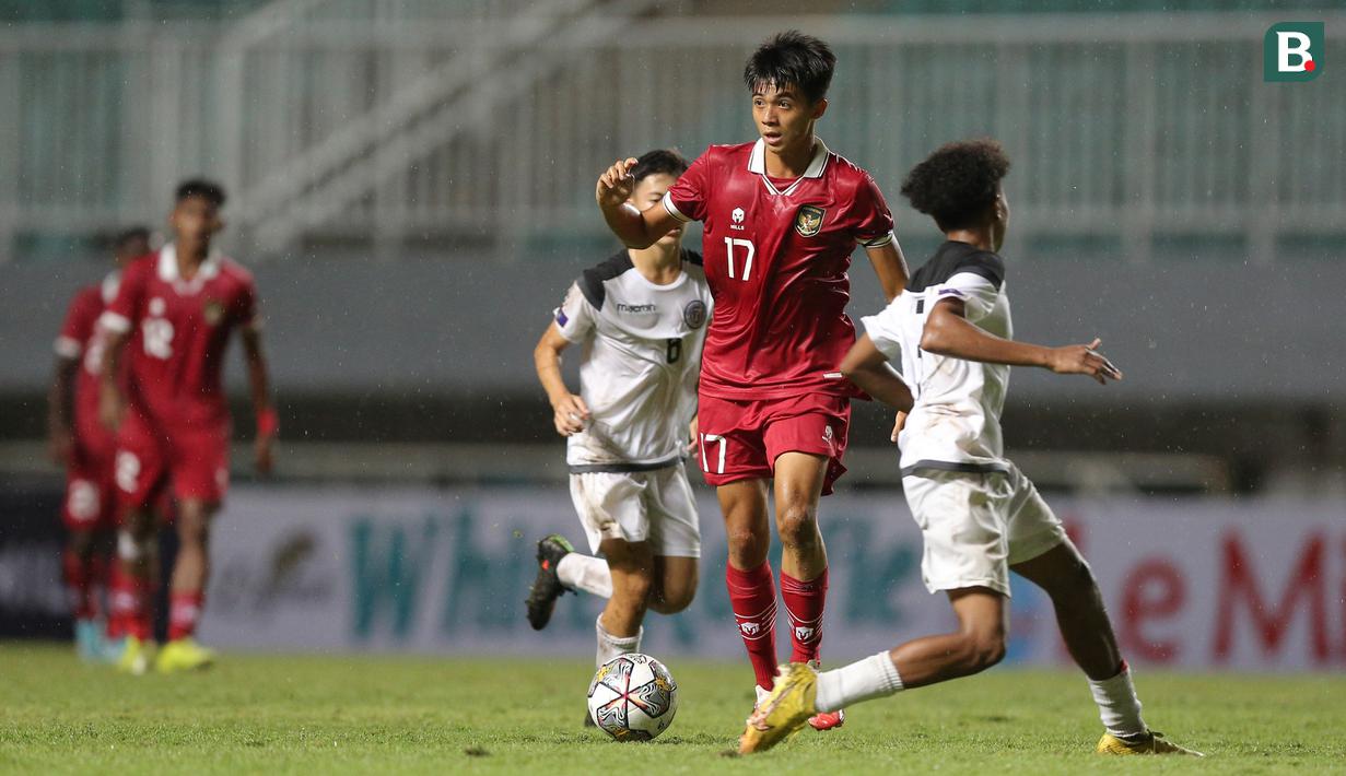<p>Pemain Timnas Indonesia U-17, Ji Da Bin berusaha melewati pemain&nbsp;Timnas Guam U-17 dalam pertandingan Grup B Kualifikasi Piala Asia U-17 2023 yang berlangsung di Stadion Pakansari, Bogor, Senin (3/10/2022). (Bola.com/Bagaskara Lazuardi)</p>