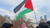 Bendera Palestina pada aksi bela Palestina di London, Sabtu (13/1/2024). Aksi ini diikuti para generasi muda hingga tua. Dok: Tommy K/Liputan6.com