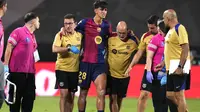 Pemain muda Barcelona, Marc Bernal, mendapatkan perawatan setelah mengalami cedera dalam laga kontra Rayo Vallecano pada jornada ketiga La Liga Spanyol, Rabu (28/8/2024). (AP Photo/Manu Fernandez)