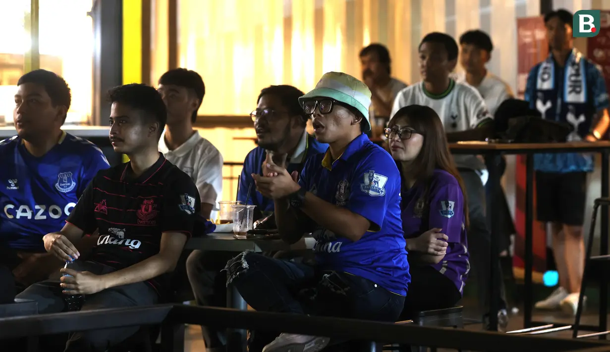 <p>Dua komunitas suporter Everton dan Tottenham Hotspur tampak antusias mendukung tim kesayangannya pada acara Roaring Night pertandingan Liga Inggris 2023/2024 antara Everton kontra Tottenham Hotspur yang diselenggarakan di Pitch 98 Kemang, Jakarta Selatan, Sabtu (3/2/2024) malam. (Bola.com/M Iqbal Ichsan)</p>