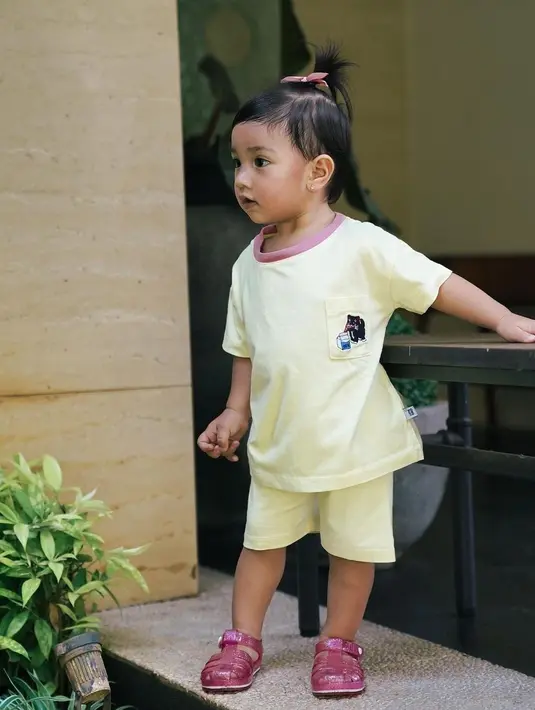 Tak sedikit dari netizen juga ikut memuji gaya pintar Amala di depan kamera. [instagram/_irishbella_]