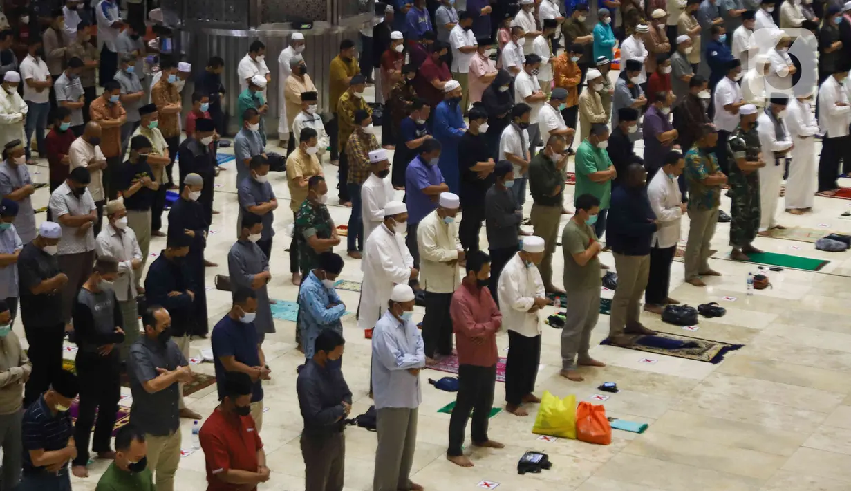 Jemaah melaksanakan ibadah salat Jumat di Masjid Istiqlal, Jakarta, Jumat (11/2/2022). Di tengah lonjakan kasus Covid-19 di DKI, Masjid Istiqlal melakukan pembatasan jumlah jemaah maksimal 50 persen serta jam operasional pengunjung untuk shalat. (Liputan6.com/Herman Zakharia)