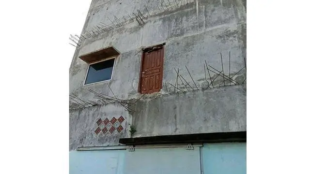 6 Potret Desain Pintu Melayang Ini Bikin Heran, Fungsinya Dipertanyakan