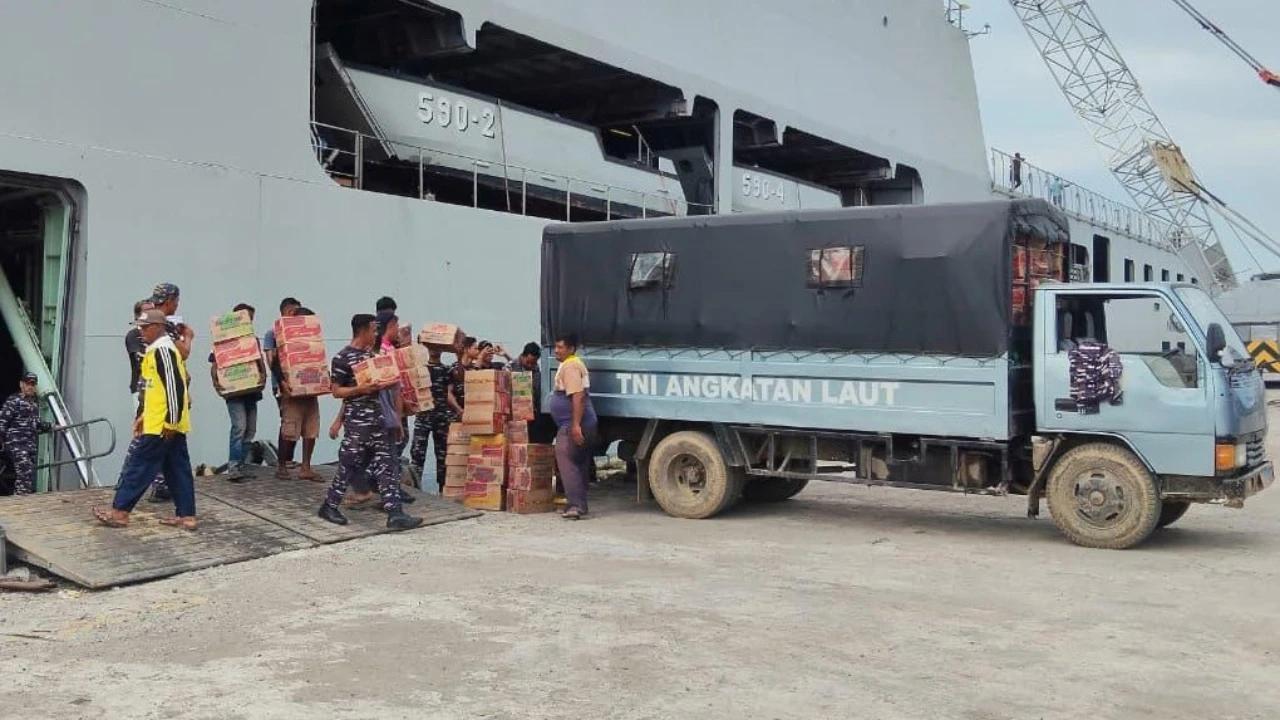 FOTO: KRI Makassar Dikerahkan untuk Bantuan Bencana di Aceh