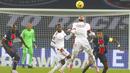 Pemain Lyon Memphis Depay (kanan tengah) menyundul bola saat menghadapi Lyon pada pertandingan League One di Stadion Parc des Princes, Paris, Prancis, Minggu (13/12/2020). PSG kalah dari Lyon dengan skor 0-1. (AP Photo/Thibault Camus)
