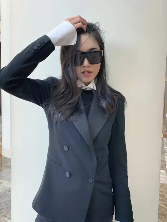 <p>Blazer dan kemeja, menjadi jalan sempurna untuk hadirkan gaya klasik yang stylish. [Foto: Instagram/ poydtreechada].</p>