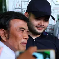 "Dan tentunya harapan saya selaku orang tua, ini akan  menjadi suatu pelajaran besar buat Ridho untuk tidak kembali lagi kesini sampai mati nanti," tutur Rhoma Irama. (Nurwahyunan/Bintang.com)
