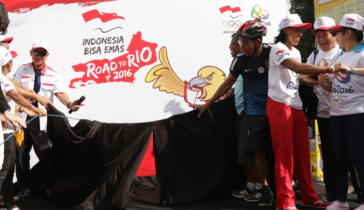 Peluncuran Logo Road to Rio 2016 Oleh CDM Raja Sapta Oktohari, Atlet dan Mantan Atlet Olimpiade di Senayan, Jakarta, Minggu (20/3/2016). (Bola.com/Nicklas Hanoatubun) 