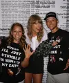 Taylor Swift mendapatkan kejutan dari penggemarnya di sela-sela meet and greet Reputation di Philadelphia. (instagram/tsphilaproposal)