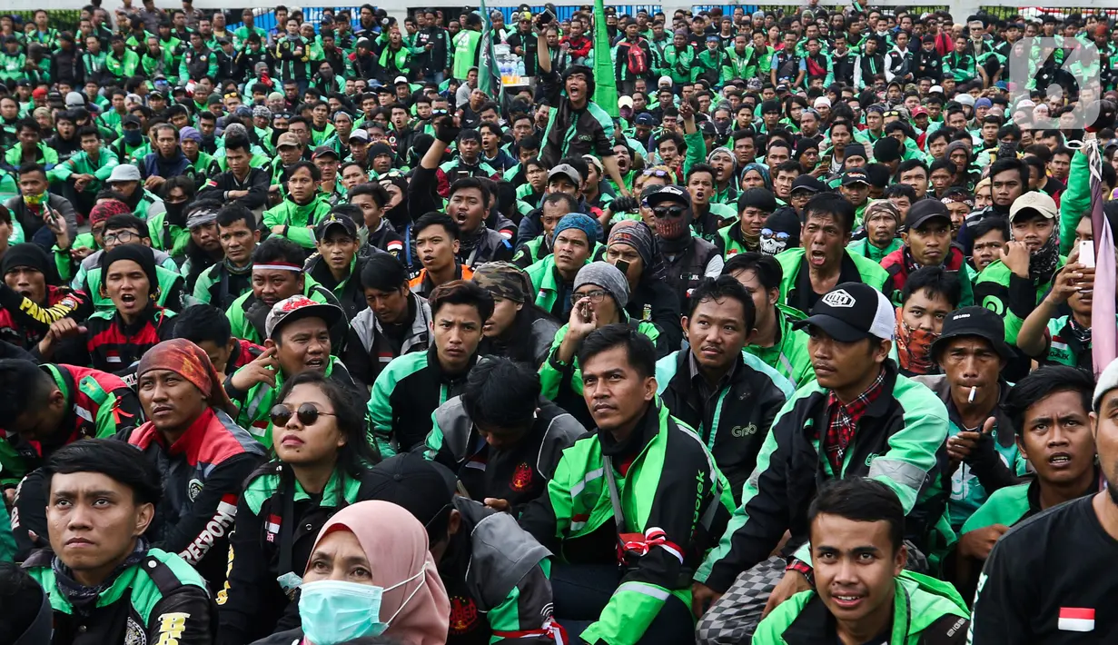 Pengemudi ojek online (ojol) menggelar demonstrasi di depan Gedung DPR/MPR, Senayan, Jakarta, Jumat (28/2/2020). Aksi demo ratusan sopir ojek online dipicu karena ada usulan anggota DPR yang ingin ojek online tidak mengangkut penumpang, melainkan hanya mengangkut barang. (Liputan6.com/Johan Tallo)