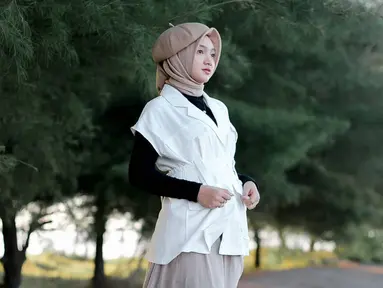 Jihan Audy kerap tampil dalam balutan hijab yang menawan. Dengan busana hitam putih yang santai, Jihan nampak anggun dan sederhana. (Liputan6.com/IG/@jihanaudy123_real).