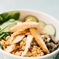 Savory oatmeal adalah olahan oatmeal yang disajikan dengan cita rasa gurih, berbeda dari versi manis yang lebih umum. [Dok/freepik.com]