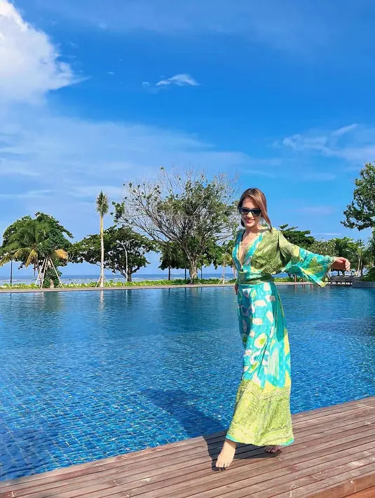 Dalam potret lain, Cinta Laura tunjukkan aura mahalnya dengan kimono dress berwarna hijau terang. [@claurakiehl]