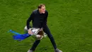 Selama sekitar 20 bulan menangani London Biru, Tuchel mampu mempersembahkan tiga gelar bergengsi. Yakni Trofi Liga Champions, Piala Super Eropa dan Piala Dunia Antarklub. (AFP/Susana Vera)