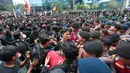 Sejumlah aparat kepolisian berjaga menghadapi massa demonstrasi Hari Sumpah Pemuda di kawasan Dukuh Atas, Jalan Jenderal Sudirman, Jakarta Pusat, Rabu (28/10/2026). Petugas berupaya mengendalikan situasi ketika massa mencoba menerobos barikade. (KLY/Budy Santoso)