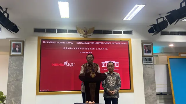Mahfud Md menyerahkan surat pengunduran diri dari jabatan Menko Polhukam kepada Presiden Jokowi di Istana, Kamis (1/2/2024).