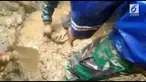 Proses evakuasi jenazah korban longsor di kawasan Puncak berlangsung dramatis. Petugas kesulitan mengeluarkan jenazah karena timbunan tanah.