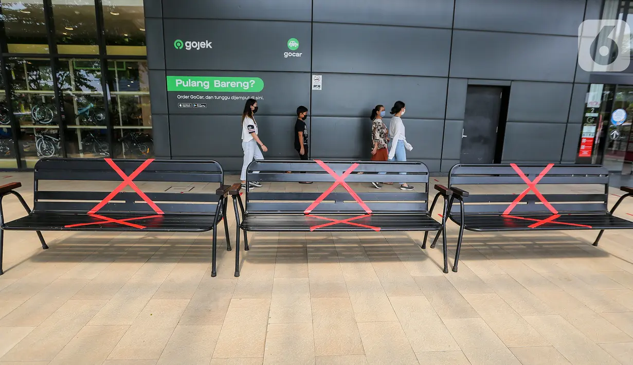 Bangku kosong dengan stiker silang diterapkan di AEON Mall BSD City, Tangerang, Rabu (3/6/2020). AEON Mall BSD City menerapkan physical distancing di beberapa tempat duduk untuk mengurangi penyebaran Covid-19. (Liputan6.com/Fery Pradolo)