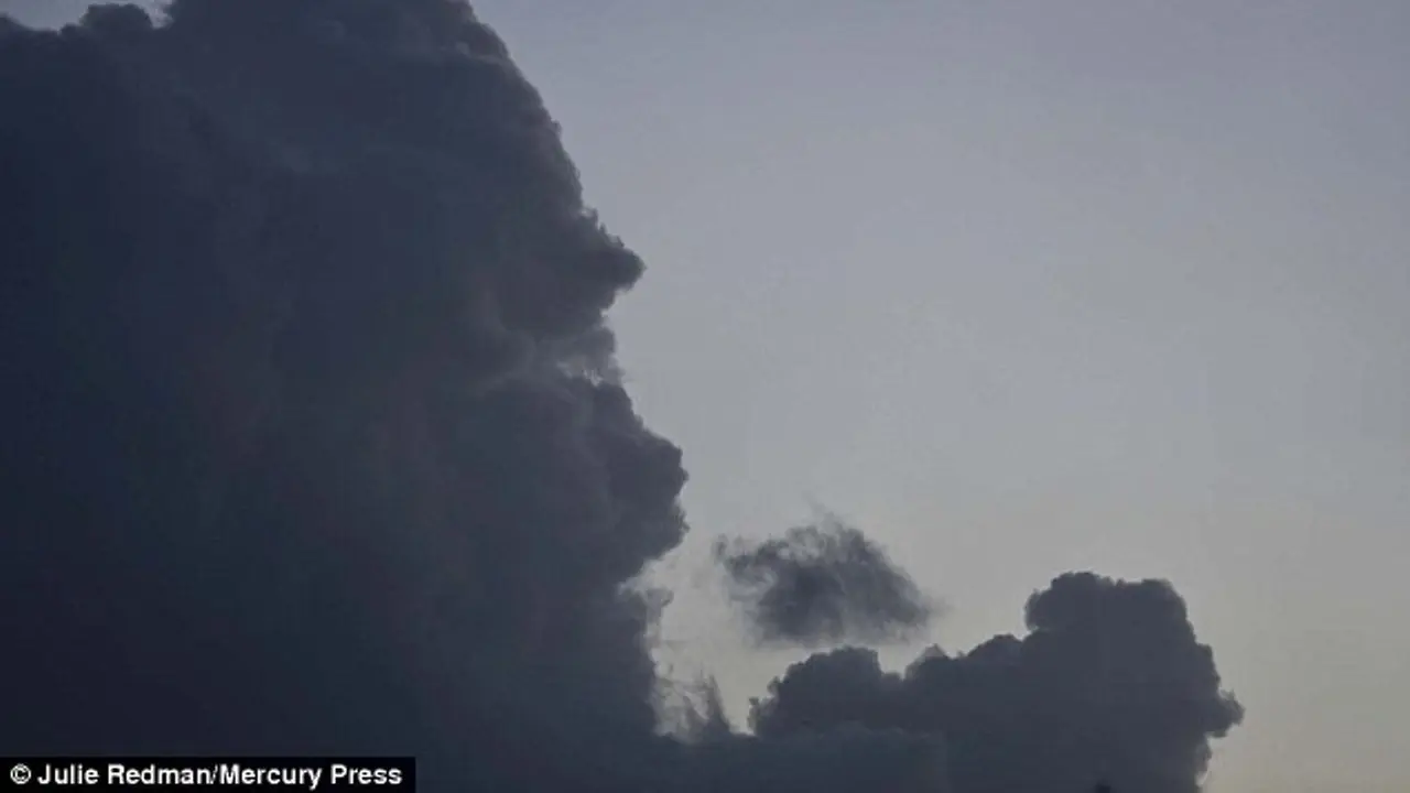 Penampakan Awan Misterius Mirip King Kong Batuk