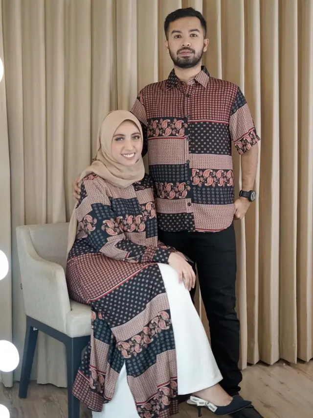 6 Potret Manis Vicky Alaydrus dan Suami, Kini Diterpa Isu Keretakan Rumah Tangga