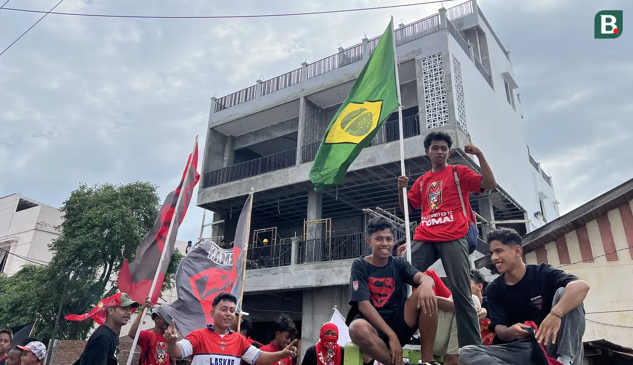 Sejumlah masyarakat Ternate saat menyambut konvoi tim Malut United pada Kamis (14/03/2024). (Bola.com/Hery Kurniawan)