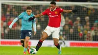 Pemain Manchester United Anthony Martial berebut bola dengan pemain Burnley Manuel Benson pada pertandingan sepak bola putaran keempat Piala Liga Inggris di Old Trafford, Manchester, Inggris, 21 Desember 2022. (AP Photo/Dave Thompson)