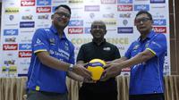 Manajer Bank bjb Tandamata, Ayi Subarna, Direktur Proliga, Hanny S. Surkatty, dan Ketua Panitia, Tahyan Iskandar dalam sesi jumpa pers di Naripan Hotel, Bandung, Rabu (4/1/2023). (Bola.com/Erwin Snaz)