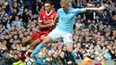 Pemain Liverpool Trent Alexander-Arnold berebut bola dengan Kevin De Bruyne saat pertandingan Manchester City menjamu Liverpool di Stadion Etihad, Manchester (9/9). (AP Photo/Rui Vieira)