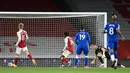 Kiper Arsenal, Bernd Leno (kedua dari kanan) gagal menangkap bola yang berbuah gol bunuh diri hasil tendangan striker Everton, Richarlison dalam laga lanjutan Liga Inggris 2020/2021 pekan ke-33 di Emirates Stadium, London, Jumat (23/4/2021). Arsenal kalah 0-1 dari Everton. (AFP/Michael Regan/Pool)