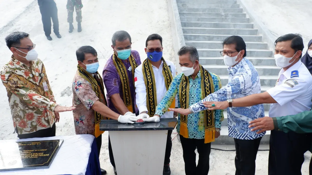 Komite II DPD RI Didaulat Serahkan Bantuan Padat Karya dan Hadiri Peresmian Menara Suar
