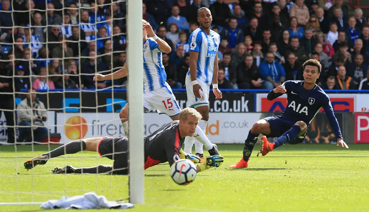Gelandang Tottenham Hotspur, Dele Alli, melepaskan tendangan ke gawang Huddersfield Town pada laga Premier League di Stadion The John Smith, Sabtu (30/9/2017). Tottenham Hotspur menang 4-0 atas Huddersfield Town. (AFP/ Lindsey Parnaby)