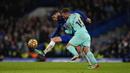 Pemain Chelsea Jorginho (kiri) berebut bola dengan pemain Brighton Alexis Mac Allister pada pertandingan sepak bola Liga Inggris di Stadion Stamford Bridge, London, Inggris, 29 Desember 2021. Pertandingan berakhir 1-1. (AP Photo/Alastair Grant)