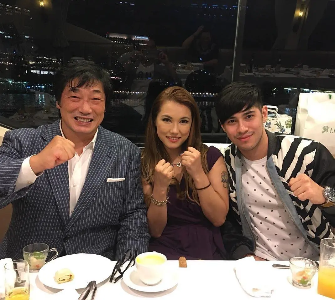 Maria Ozawa dan kekasihnya, Jose Sarasola bersama pegulat Jepang Kenta Kobashi. (Instagram - @maria.ozawa)