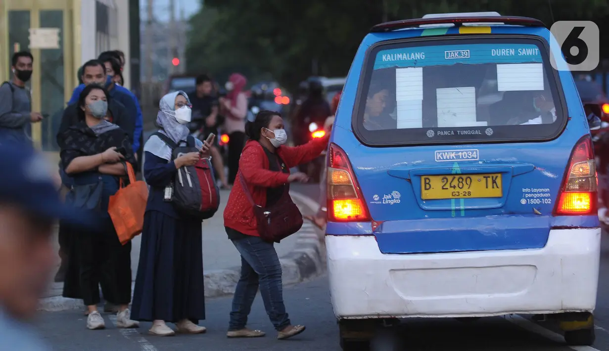 Budaya antre perlu terus disosialisasikan lebih luas, terutama untuk para pengguna moda transportasi di Jakarta. (merdeka.com/Imam Buhori)